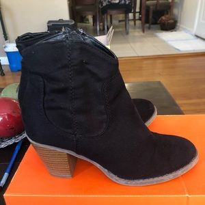 Cute pair of ankle chunk heel boots